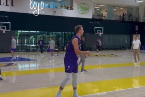 这操作有点离谱了网友2K模拟杨瀚森各种逆天暴扣打爆约基奇